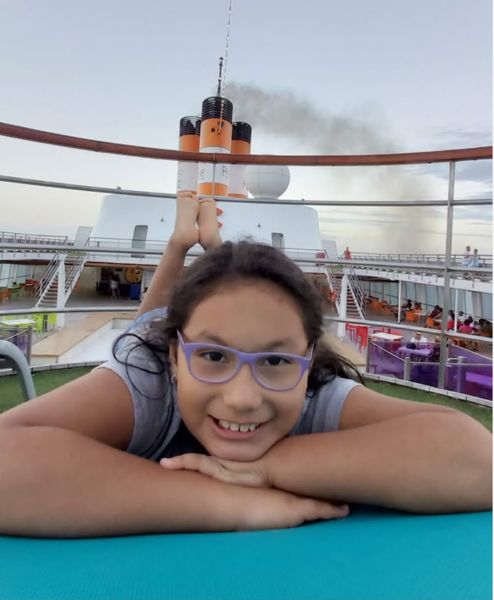 Dasha sonriendo durante un viaje familiar