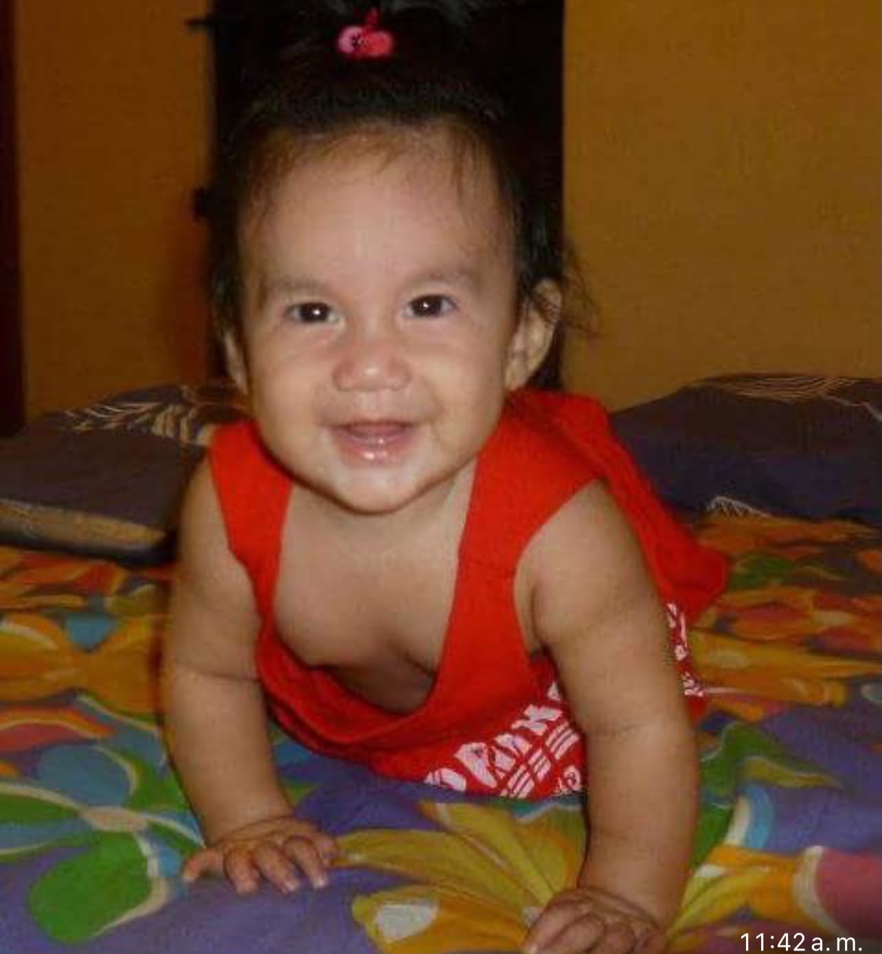 Dasha sonriendo durante su infancia